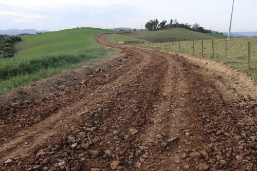 Prefeitura de Cândido de Abreu reforma ponte de madeira e realiza patrolamento e compactação de estradas no Areião e Capinzal