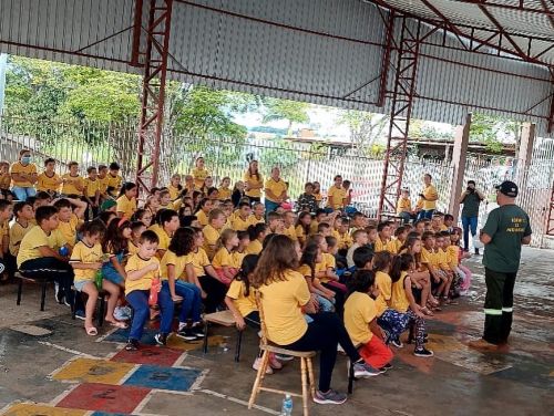 Secretaria de Meio Ambiente, da Prefeitura Municipal de Cândido de Abreu realiza palestra na Escola Municipal Elio Marques sobre como separar corretamente os resíduos