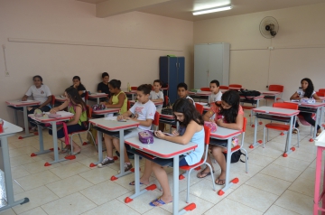 Escolas da Rede Municipal de Ensino de recebem novas carteiras