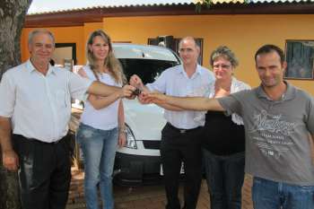 Momento da entrega da chave do veculo Kangoo