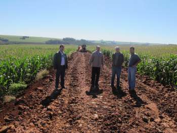 Prefeito Pedro Leandro Neto, vice Paulo Bessani, secretrio de Agricultura Luiz Cesar e o engenheiro Agronomo REinaldo acompanhando a finalizao da obra