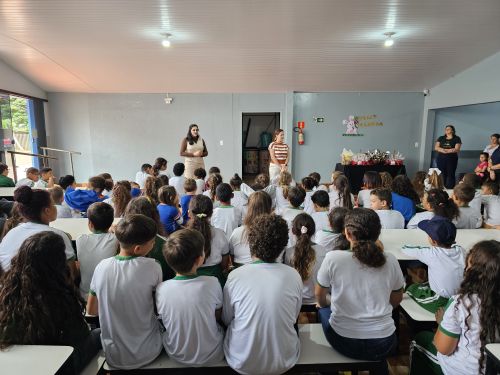 Alunos da Rede Municipal de Ensino recebem visita dos coelhinhos da Páscoa