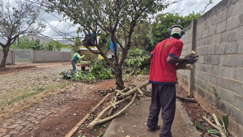 Prefeitura executa limpeza e anuncia obras de pedra irregular em 6 ruas do Alto Porã