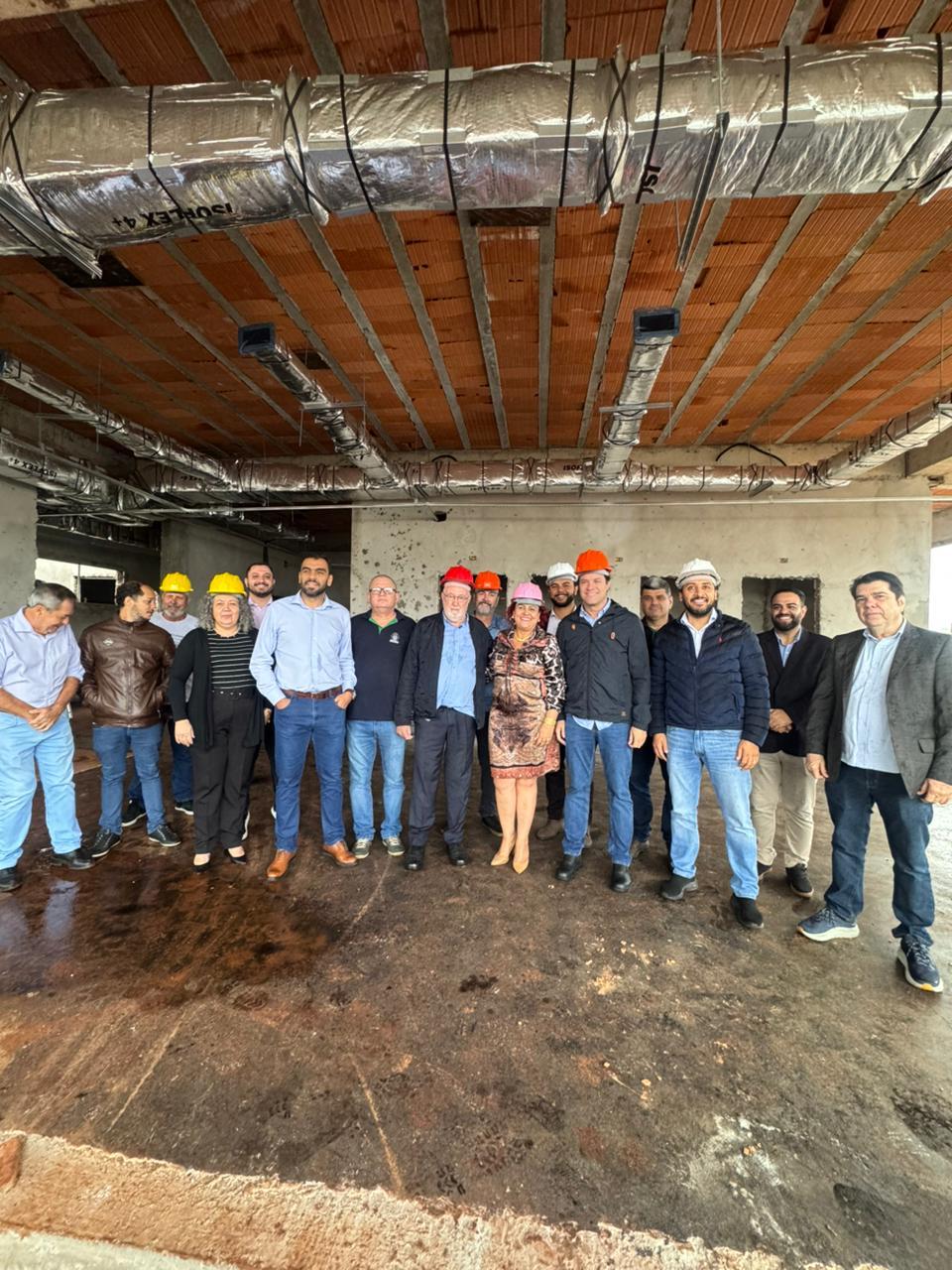 Secretário de Estado, parlamentares e prefeita visitam obras em andamento em Mandaguari 